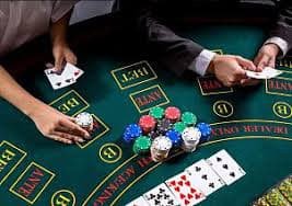 Antarmuka aplikasi mobile giga5000 menampilkan layar login dan permainan slot